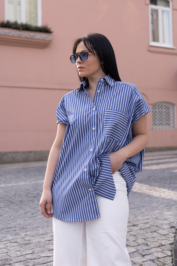 CAMISA CAVEADA AZUL COM RISCA BRANCA GAELLE PARIS