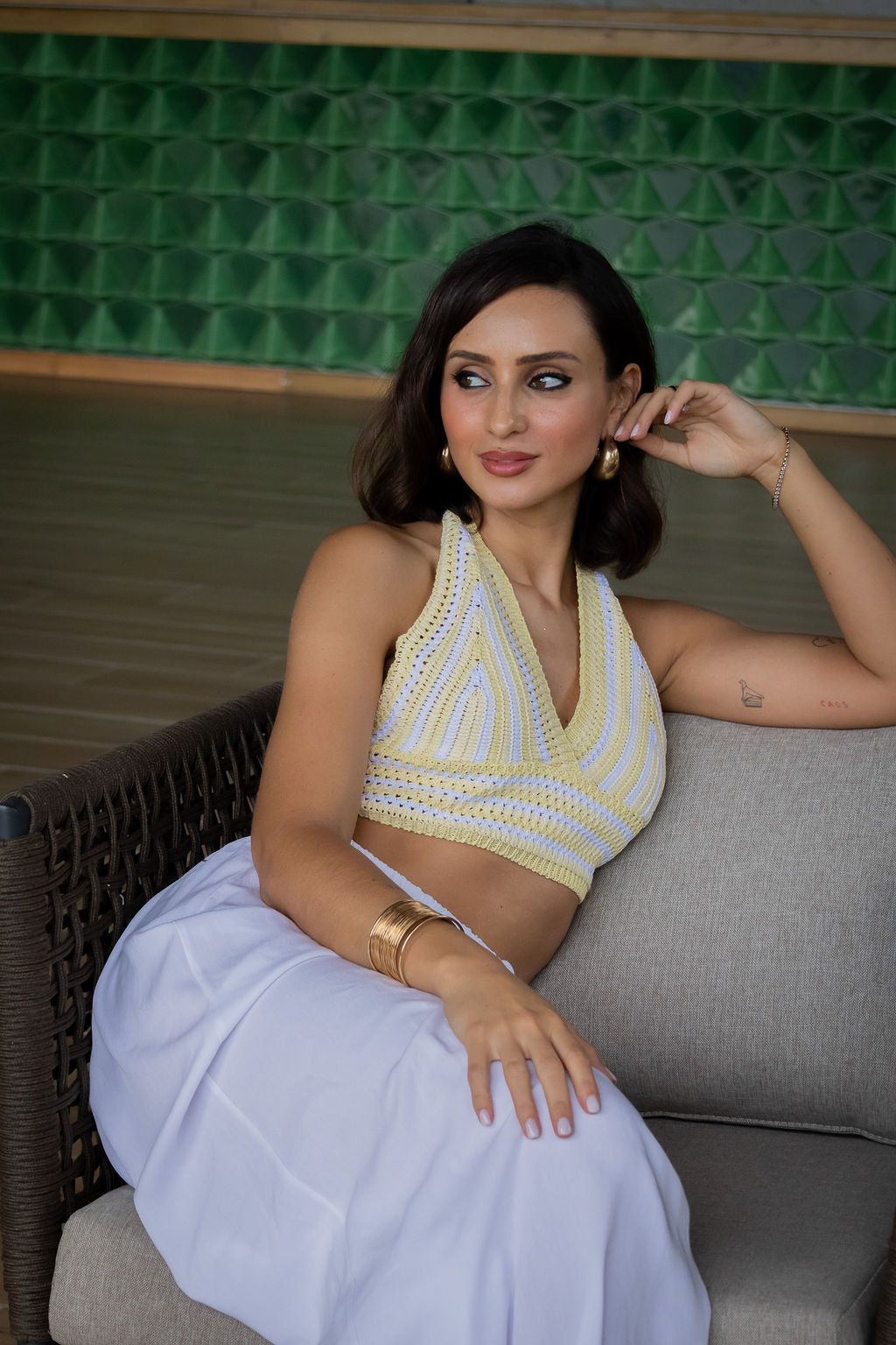 TOP DE MALHA AMARELO COM DECOTE EM V E RISCAS BRANCAS PONTO CHIC