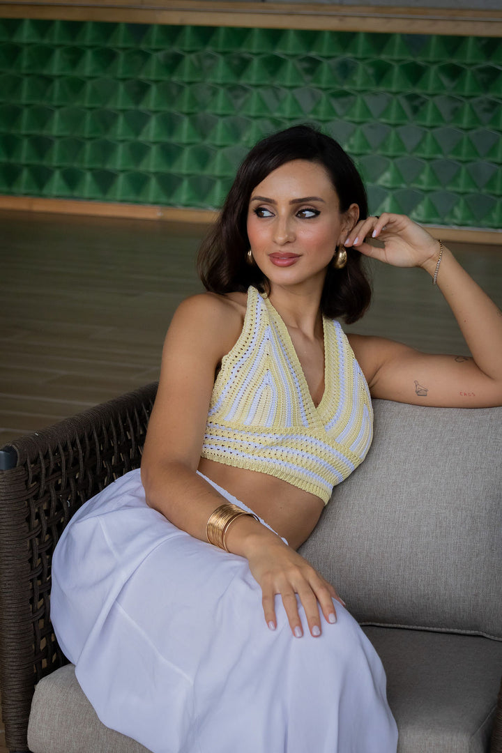 TOP DE MALHA AMARELO COM DECOTE EM V E RISCAS BRANCAS PONTO CHIC