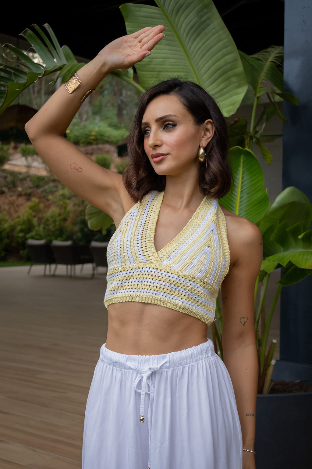 TOP DE MALHA AMARELO COM DECOTE EM V E RISCAS BRANCAS PONTO CHIC