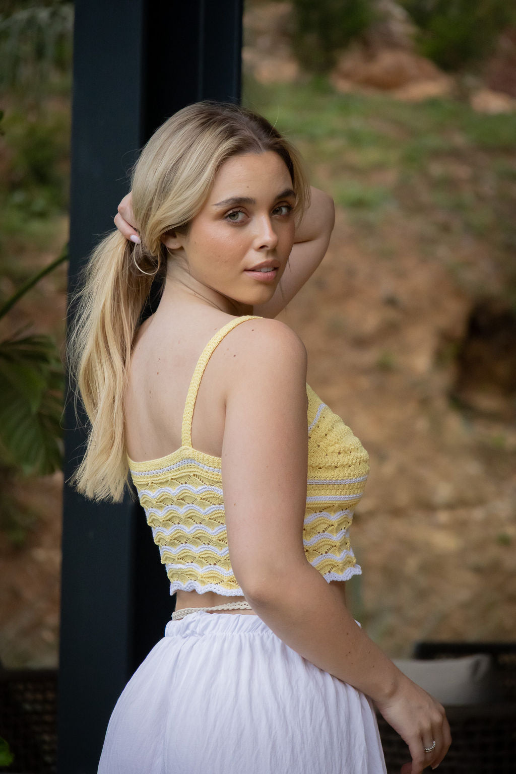 TOP DE MALHA AMARELO COM RISCAS BRANCAS PONTO CHIC