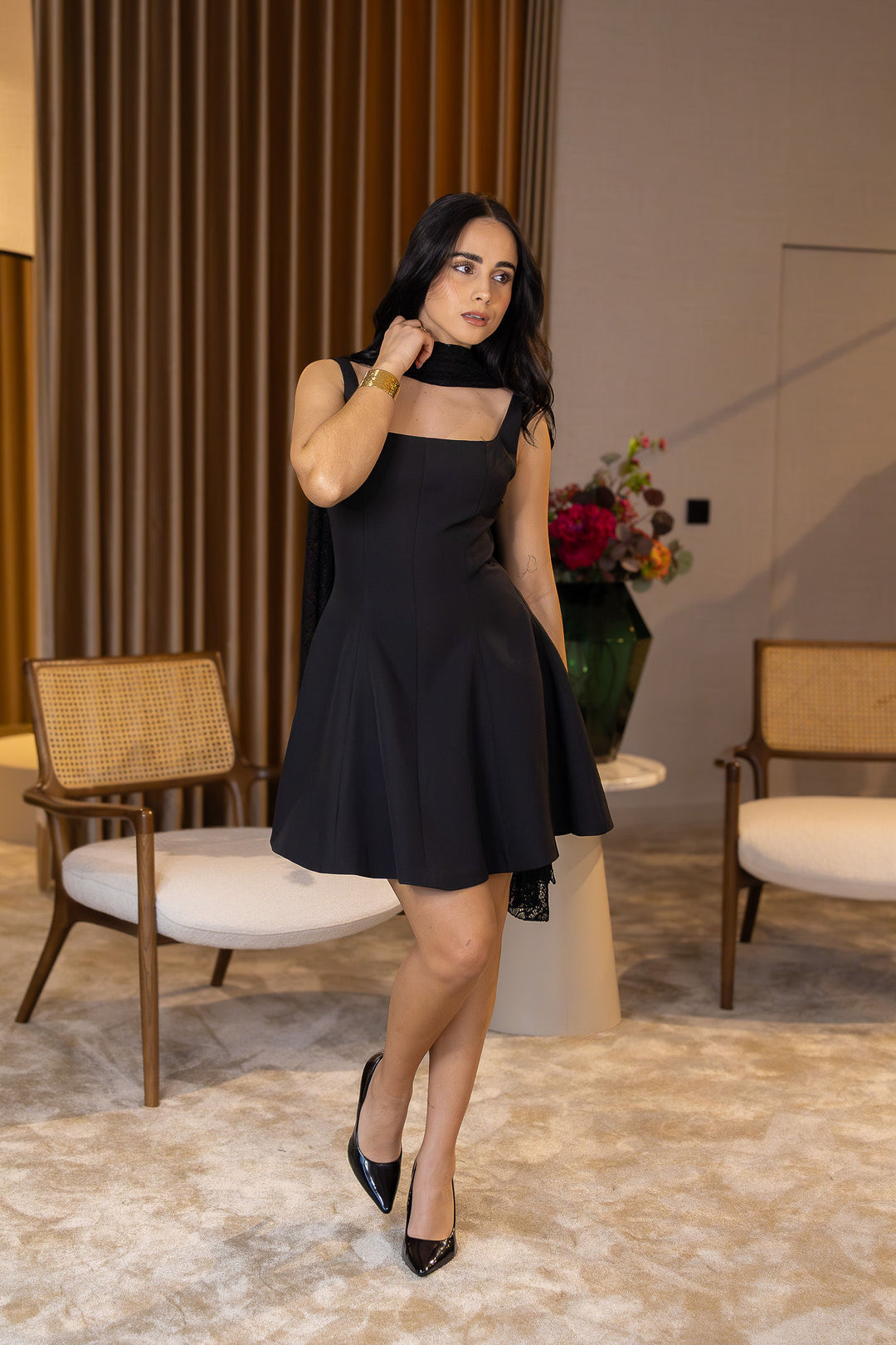 VESTIDO PRETO ESTRUTURADO COM CORTE CORSET PONTO CHIC
