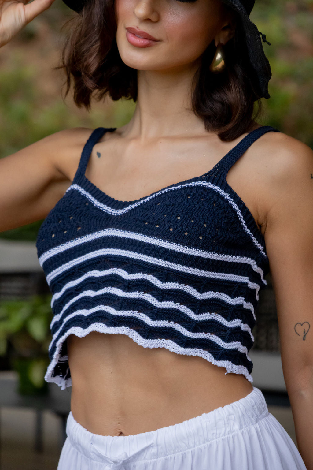 TOP DE MALHA AZUL MARINHO COM RISCAS BRANCAS PONTO CHIC