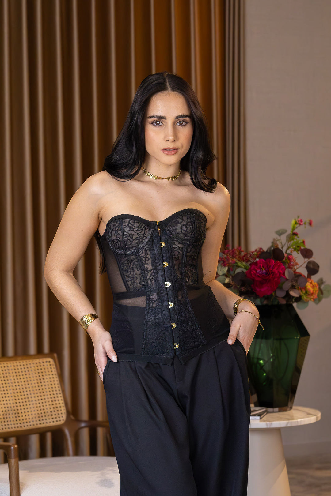 CORPETE PRETO EM RENDA COM TULE E AJUSTE EM TRESPASSE NAS COSTAS PONTO CHIC