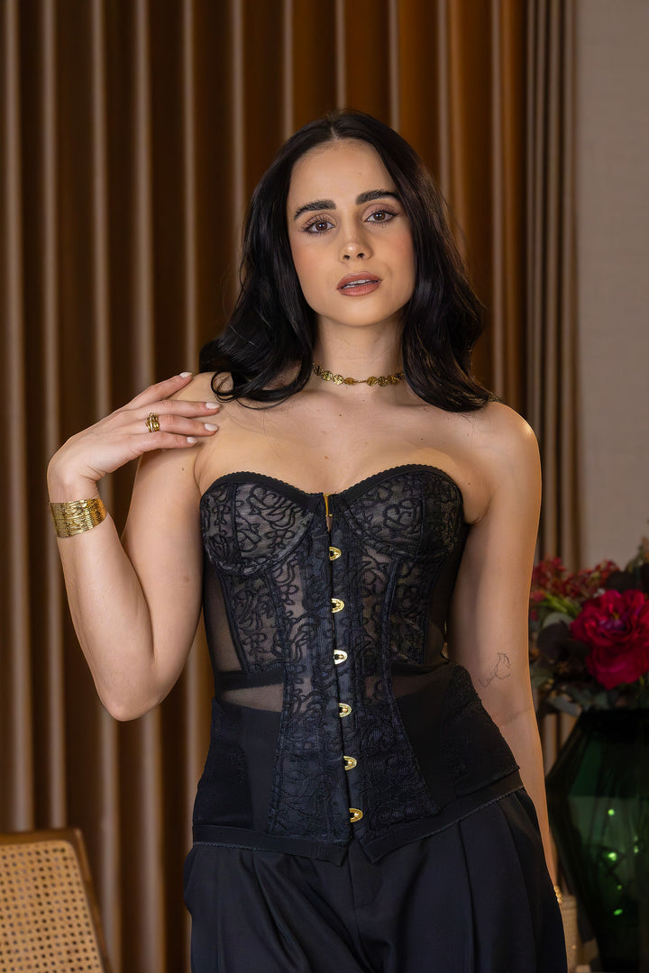CORPETE PRETO EM RENDA COM TULE E AJUSTE EM TRESPASSE NAS COSTAS PONTO CHIC