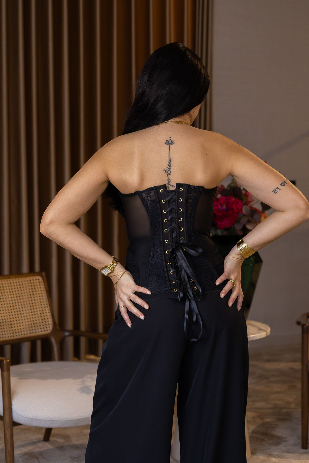 CORPETE PRETO EM RENDA COM TULE E AJUSTE EM TRESPASSE NAS COSTAS PONTO CHIC