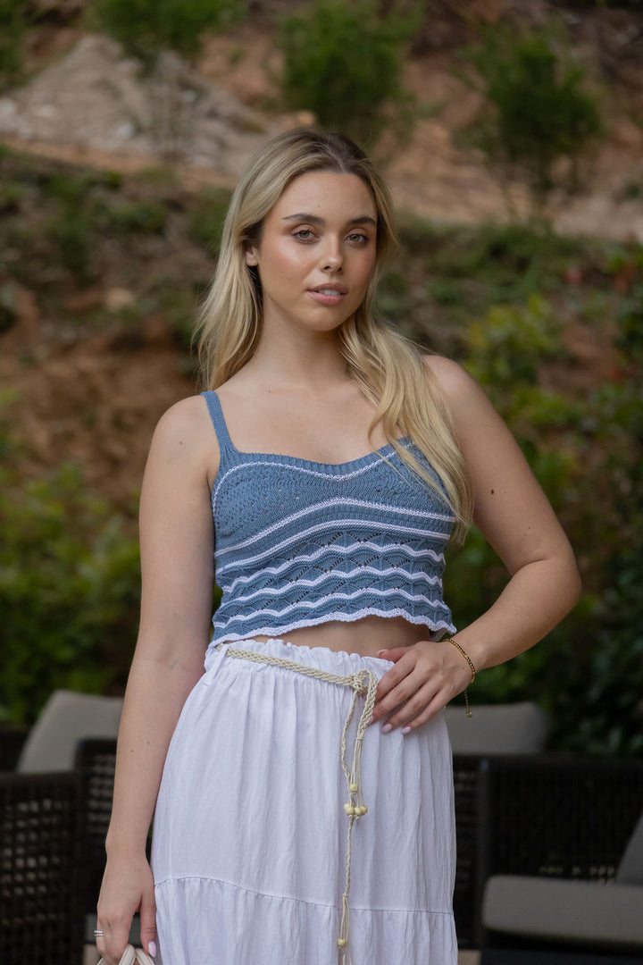TOP DE MALHA AZUL COM RISCAS BRANCAS PONTO CHIC