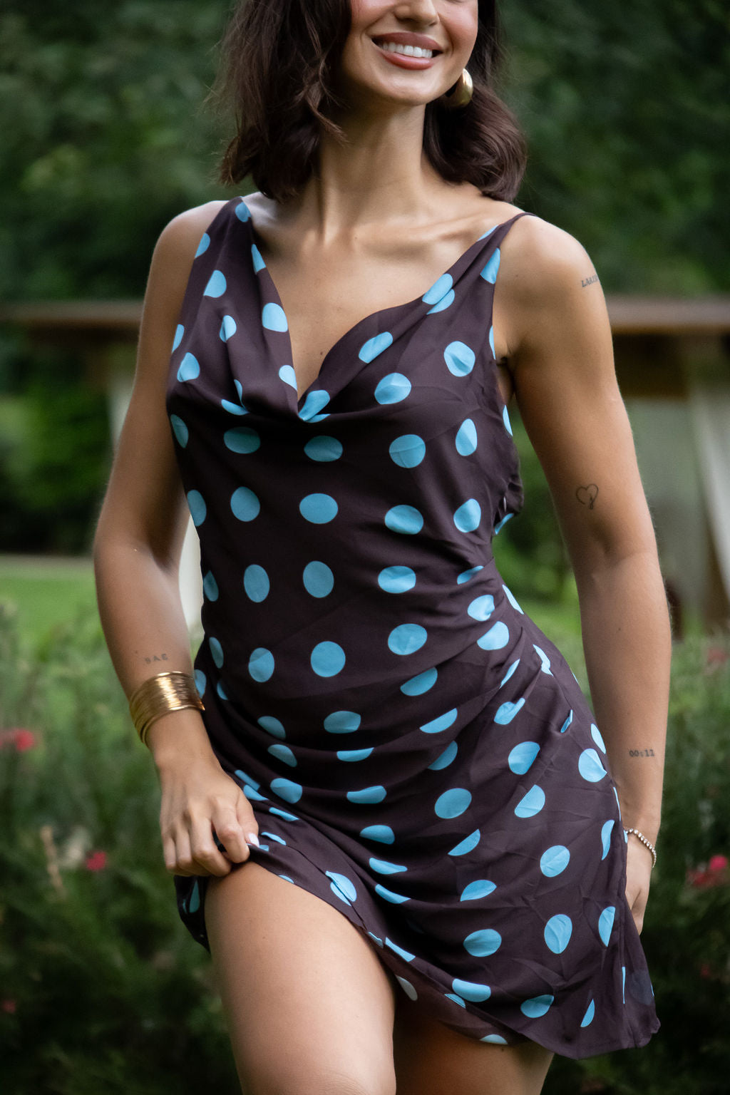 VESTIDO CASTANHO COM BOLAS AZUIS PONTO CHIC