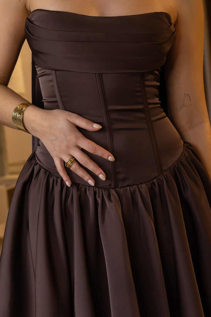 VESTIDO CURTO CASTANHO COM LAÇO NO PESCOÇO PONTO CHIC