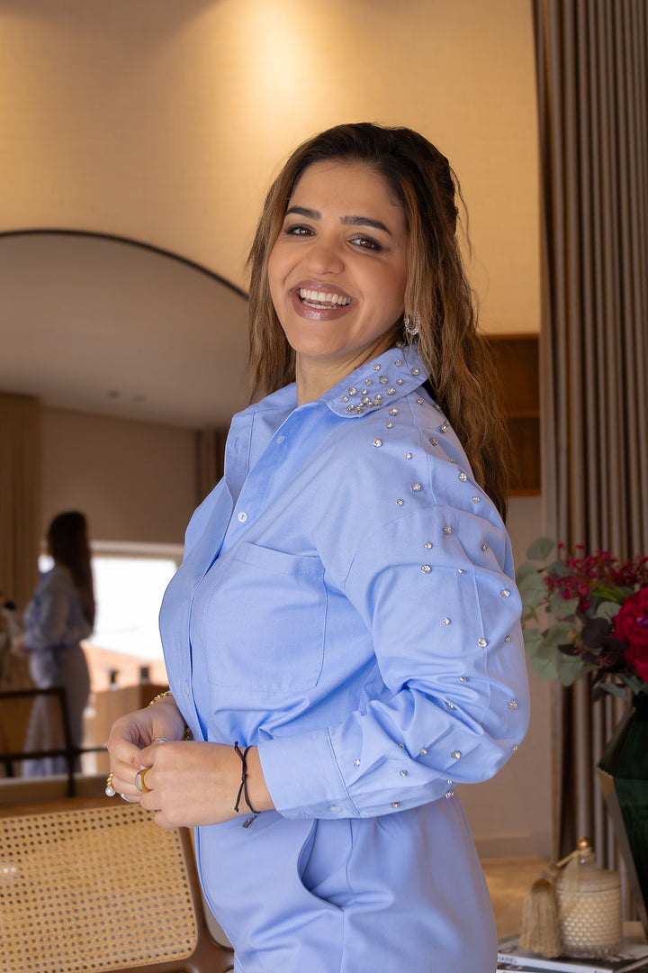 CAMISA AZUL COM APLICAÇÕES DIXIE