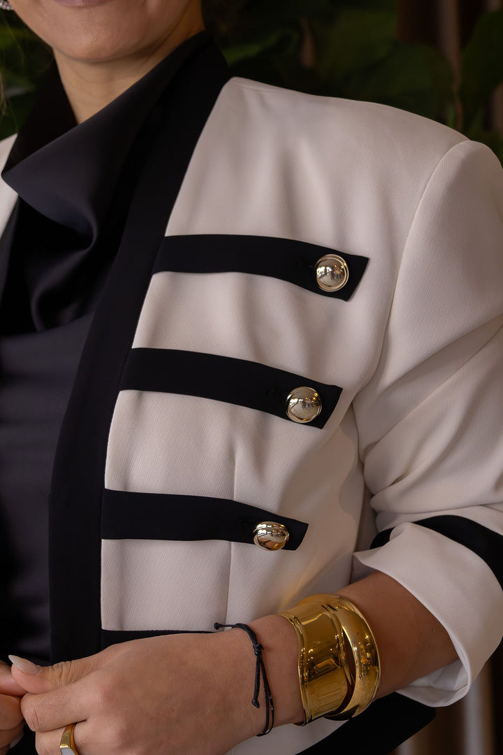 BLAZER CURTO COM DETALHES EM CONTRASTE IMPERIAL