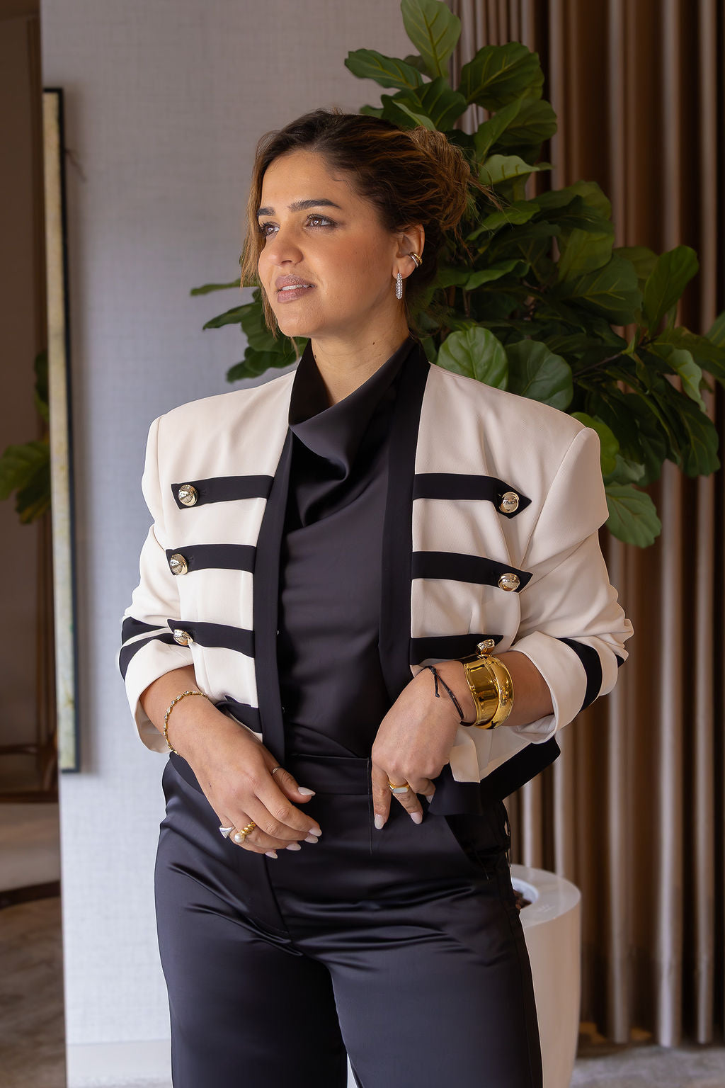 BLAZER CURTO COM DETALHES EM CONTRASTE IMPERIAL