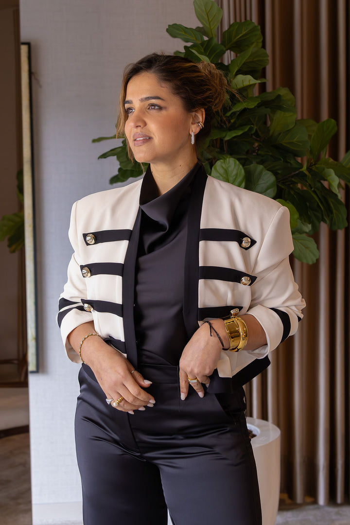 BLAZER CURTO COM DETALHES EM CONTRASTE IMPERIAL