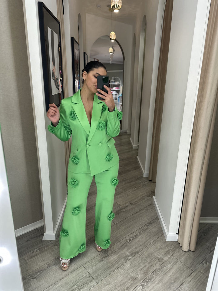 CALÇA VERDE COM APLICAÇÕES FLORAIS LOCOLUXO