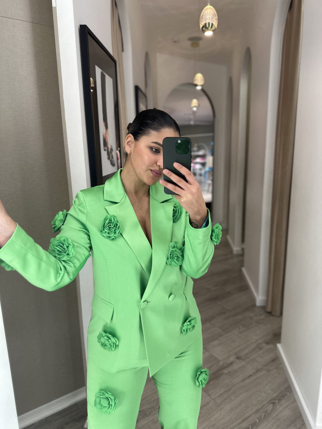 CALÇA VERDE COM APLICAÇÕES FLORAIS LOCOLUXO