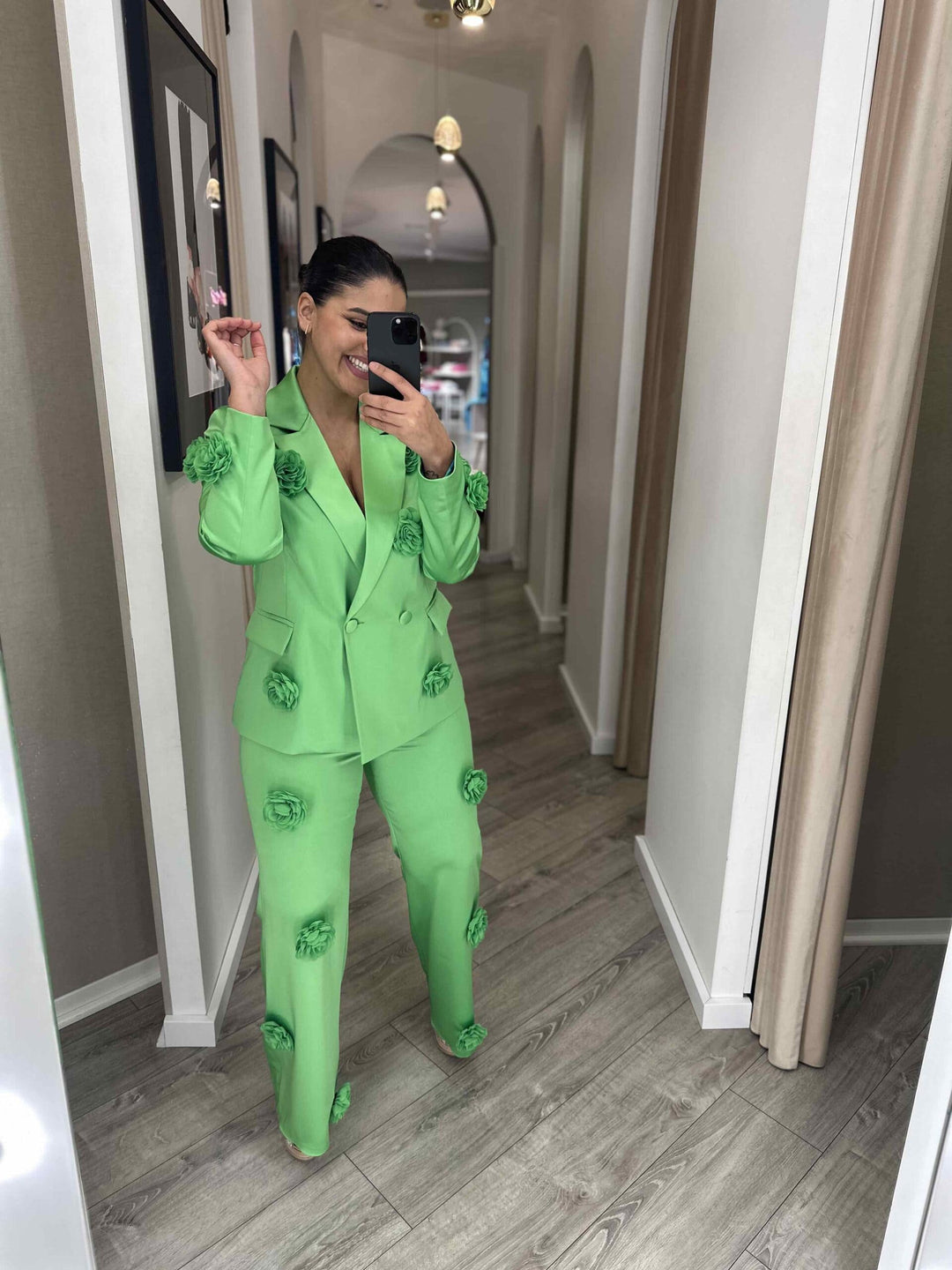 CALÇA VERDE COM APLICAÇÕES FLORAIS LOCOLUXO