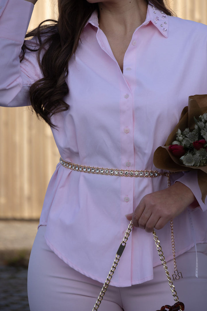 CAMISA ROSA COM APLICAÇOIES NA GOLA RINASCIMENTO