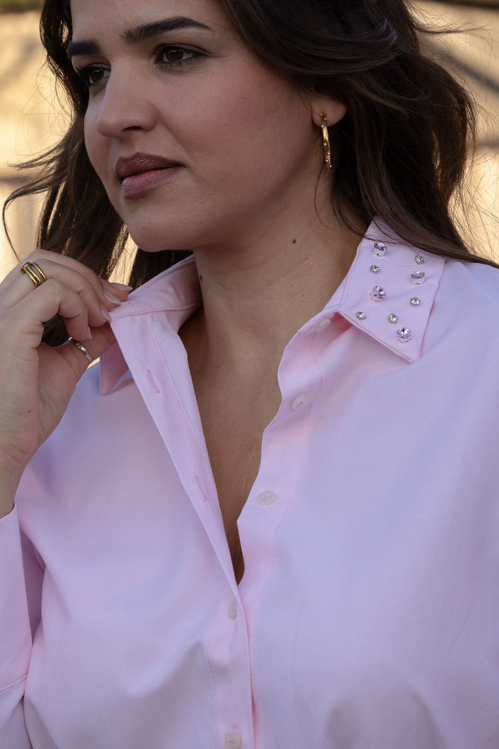 CAMISA ROSA COM APLICAÇOIES NA GOLA RINASCIMENTO
