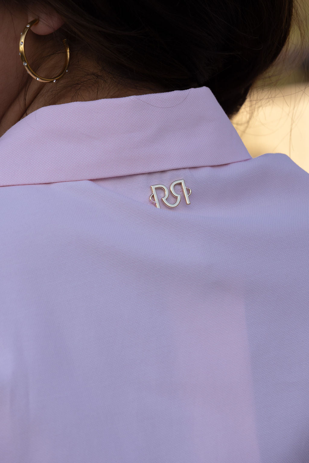 CAMISA ROSA COM APLICAÇOIES NA GOLA RINASCIMENTO
