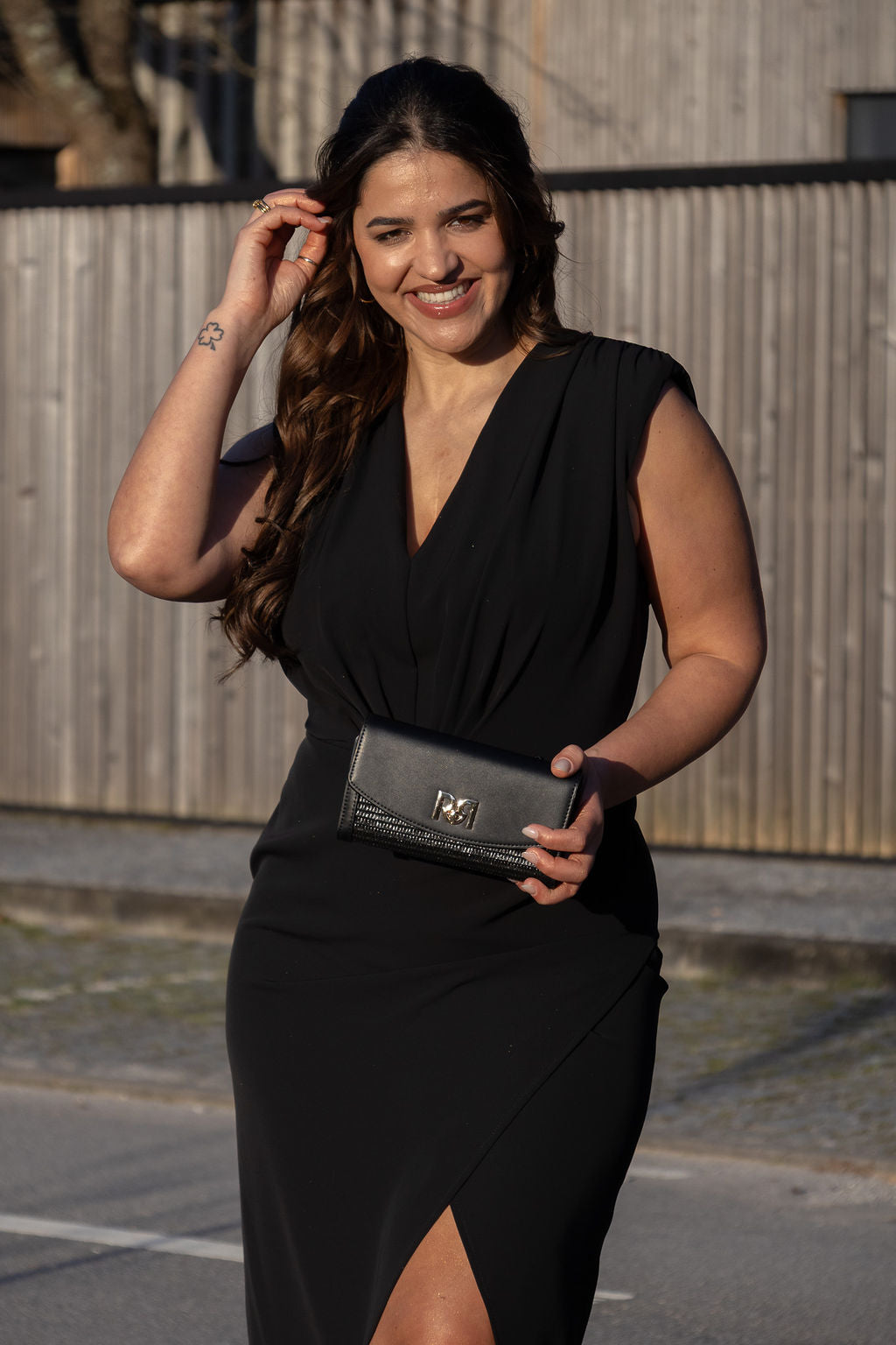 VESTIDO PRETO COM DECOTE PROFUNDO E DETALHE DOURADO RINASCIMENTO