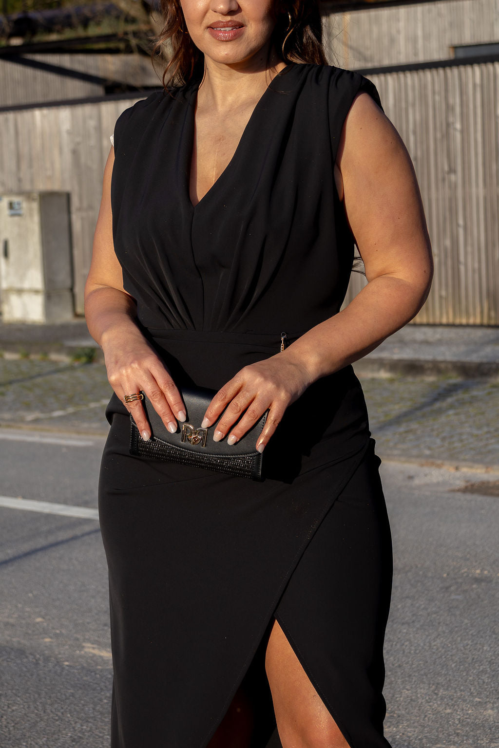 VESTIDO PRETO COM DECOTE PROFUNDO E DETALHE DOURADO RINASCIMENTO