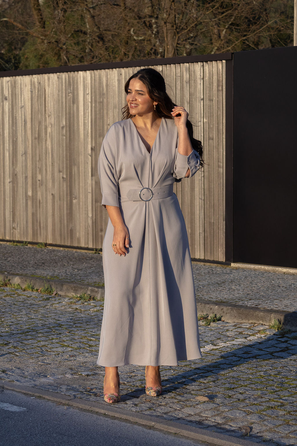 VESTIDO MIDI CINZA COM CINTO ESTRUTURADO IMPERIAL