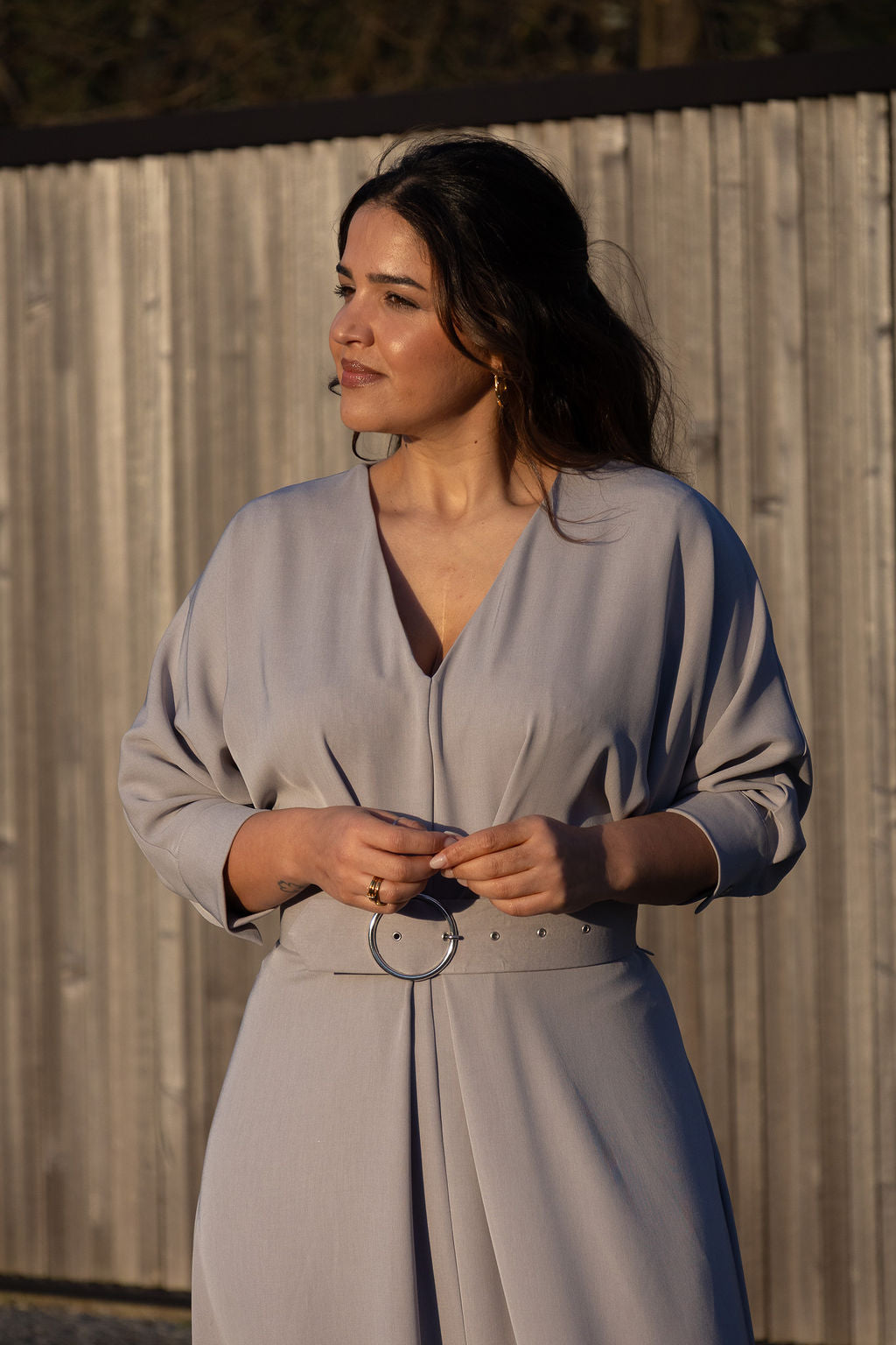 VESTIDO MIDI CINZA COM CINTO ESTRUTURADO IMPERIAL