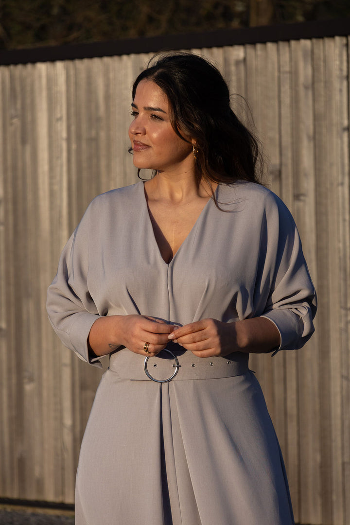 VESTIDO MIDI CINZA COM CINTO ESTRUTURADO IMPERIAL