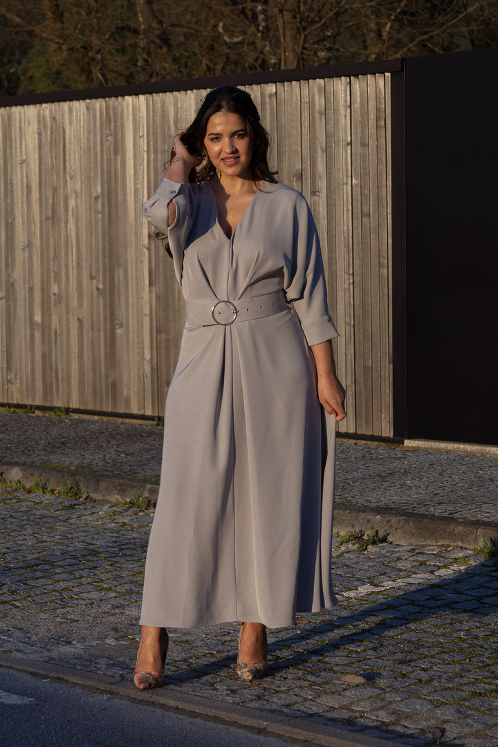 VESTIDO MIDI CINZA COM CINTO ESTRUTURADO IMPERIAL