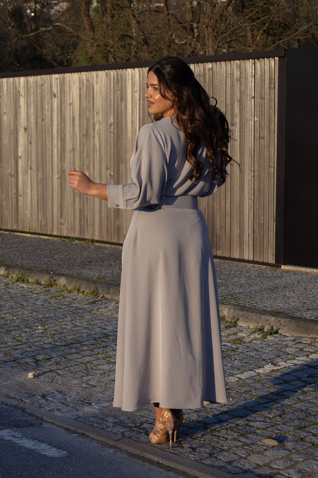 VESTIDO MIDI CINZA COM CINTO ESTRUTURADO IMPERIAL