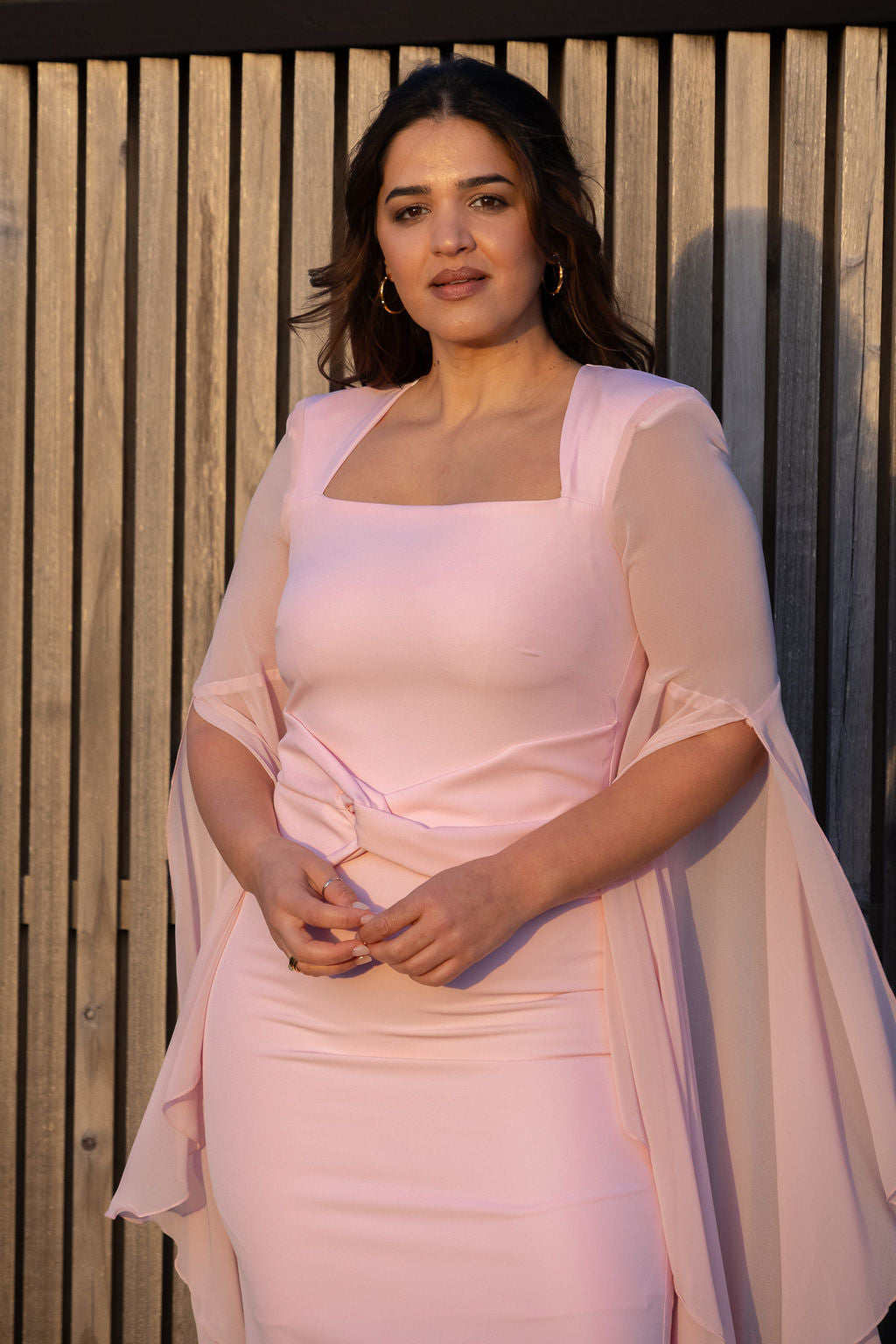 VESTIDO MIDI ROSA COM MANGA FLUIDA PONTO CHIC