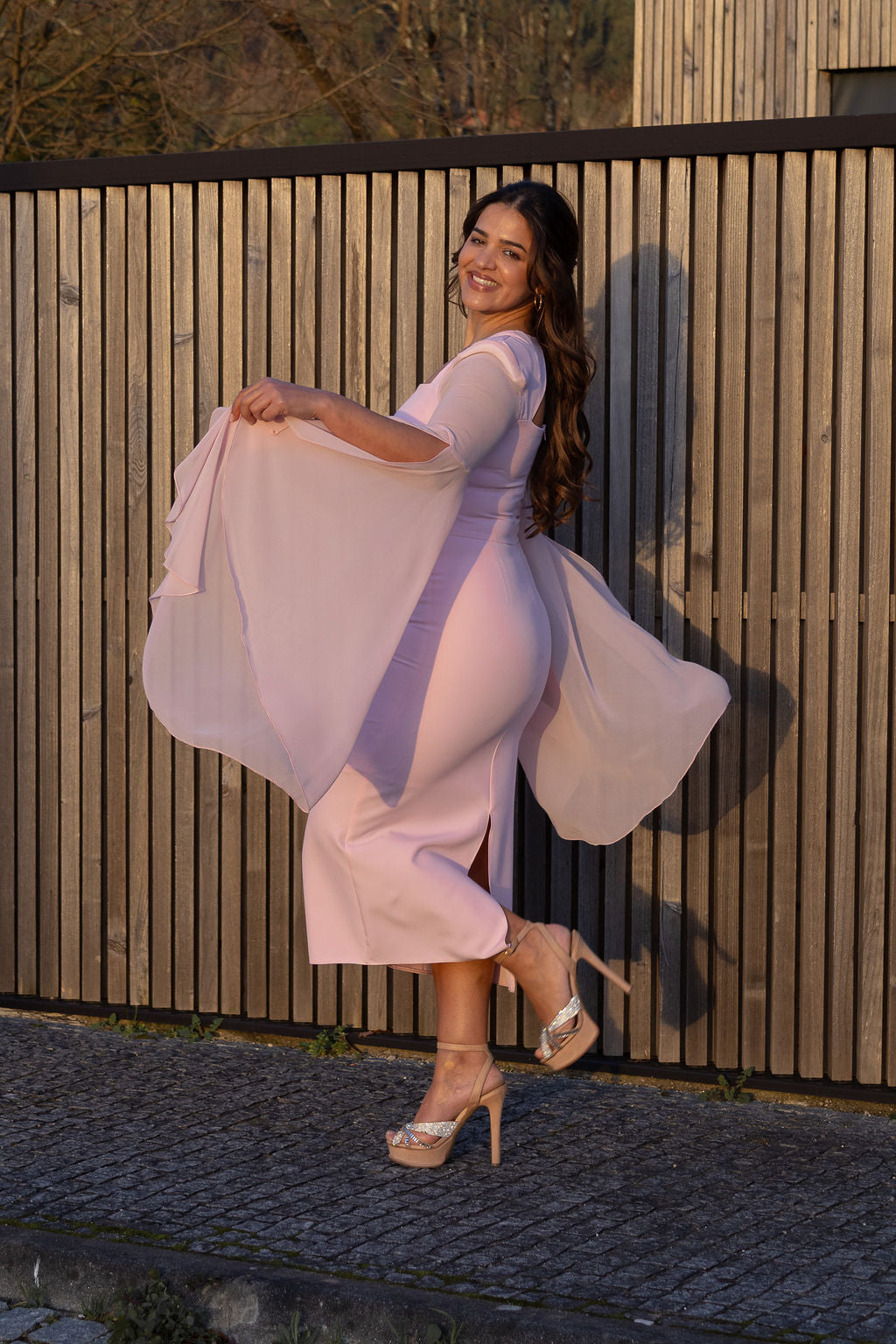 VESTIDO MIDI ROSA COM MANGA FLUIDA PONTO CHIC