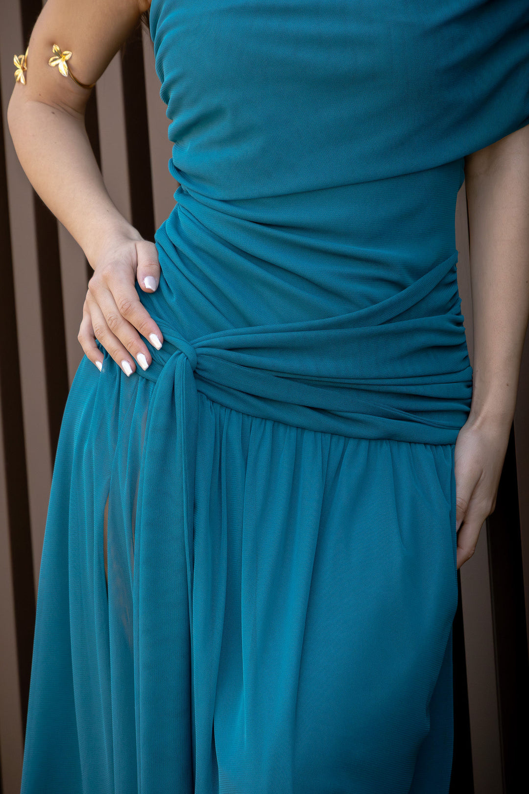 VESTIDO AZUL COM DETALHE ENCAIXADO NA CINTURA PONTO CHIC
