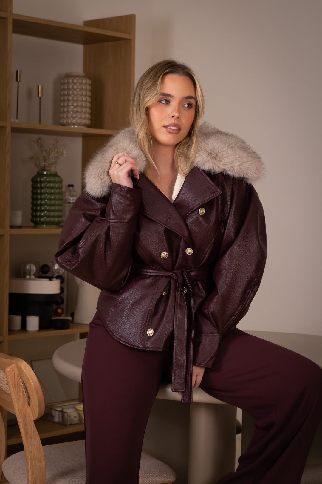 CASACO CURTO BORDEAUX EM ECOPELE COM PELO PONTO CHIC