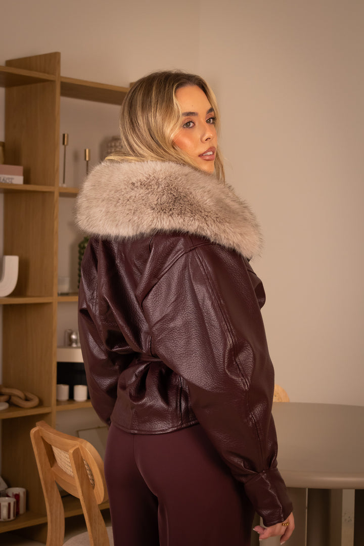 CASACO CURTO BORDEAUX EM ECOPELE COM PELO PONTO CHIC