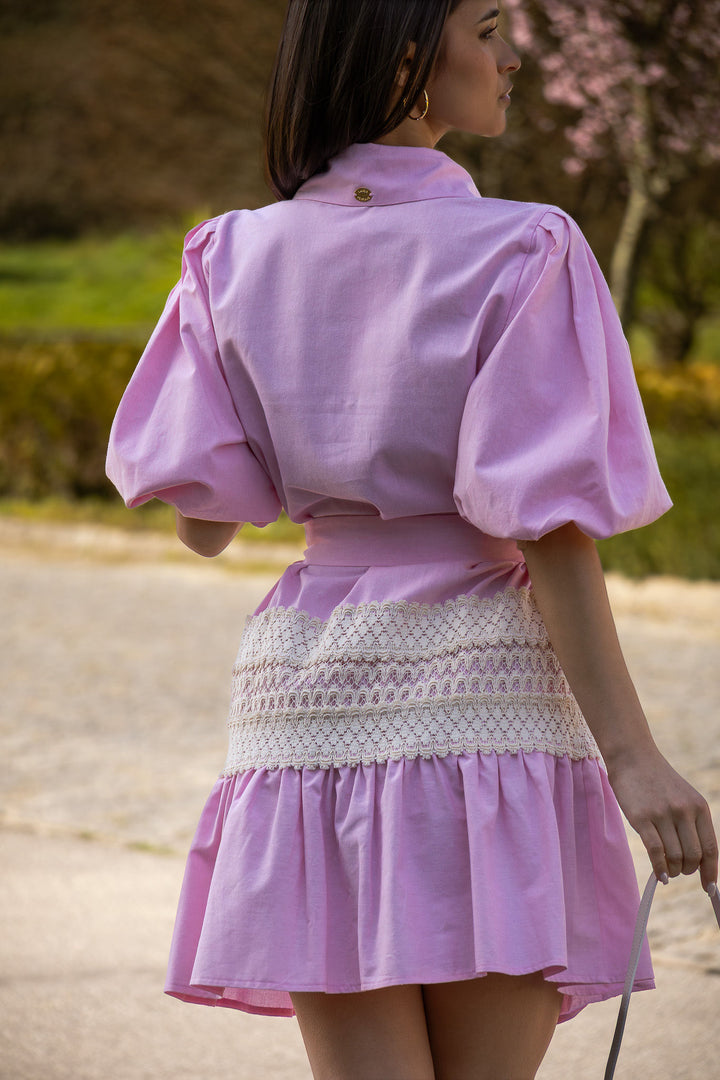 VESTIDO ROSA COM RENDA E MANGA ABALONADA LANÇA PERFUME