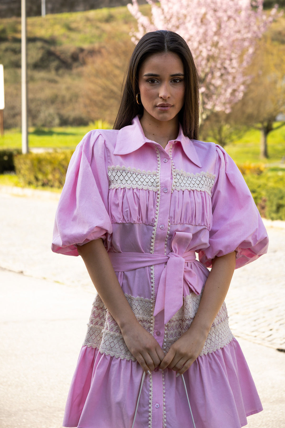 VESTIDO ROSA COM RENDA E MANGA ABALONADA LANÇA PERFUME