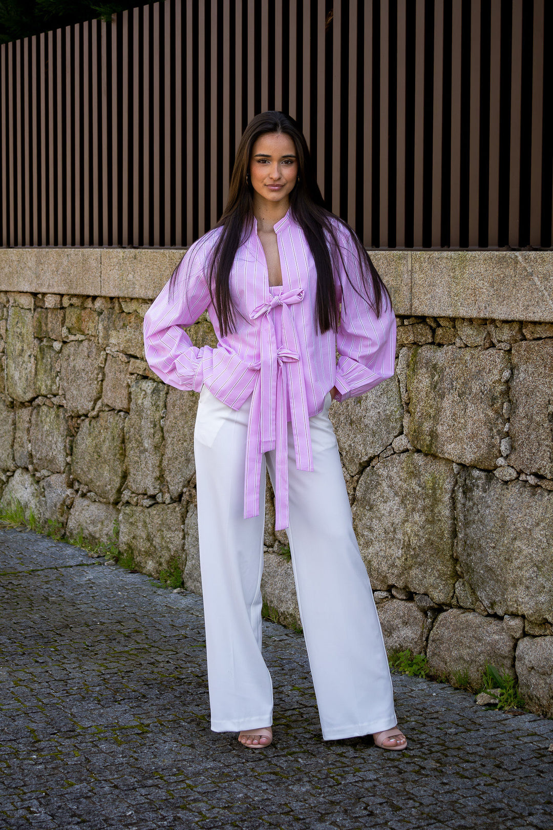 CAMISA ROSA BEBÉ ÀS RISCAS COM LAÇOS PONTO CHIC