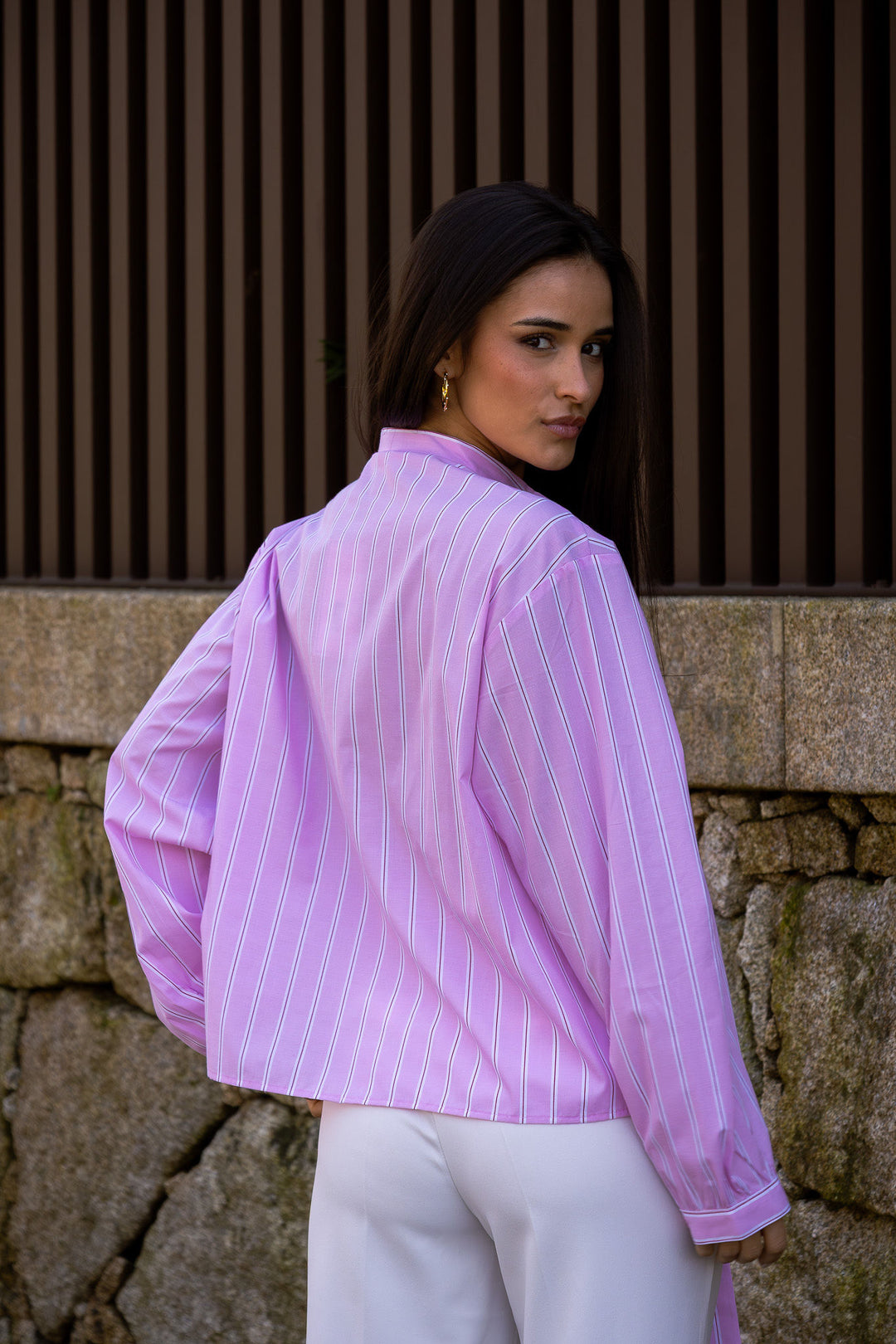 CAMISA ROSA BEBÉ ÀS RISCAS COM LAÇOS PONTO CHIC