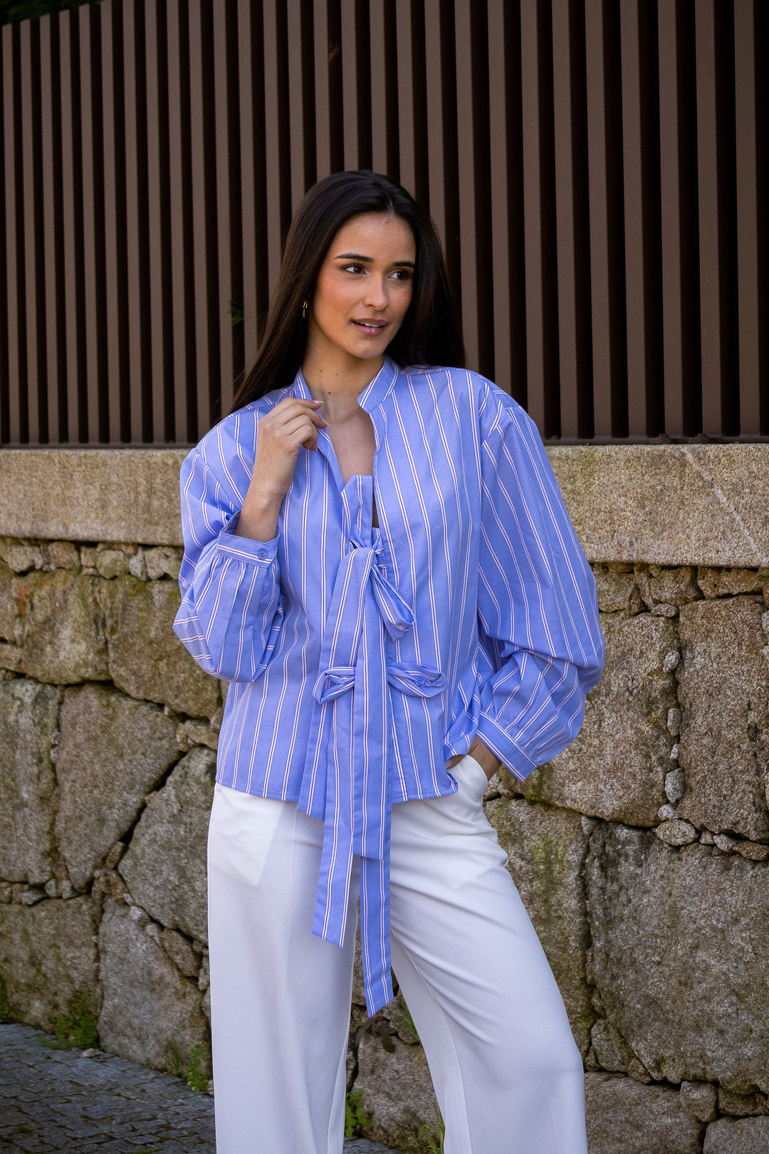 CAMISA AZUL ÀS RISCAS COM LAÇOS PONTO CHIC