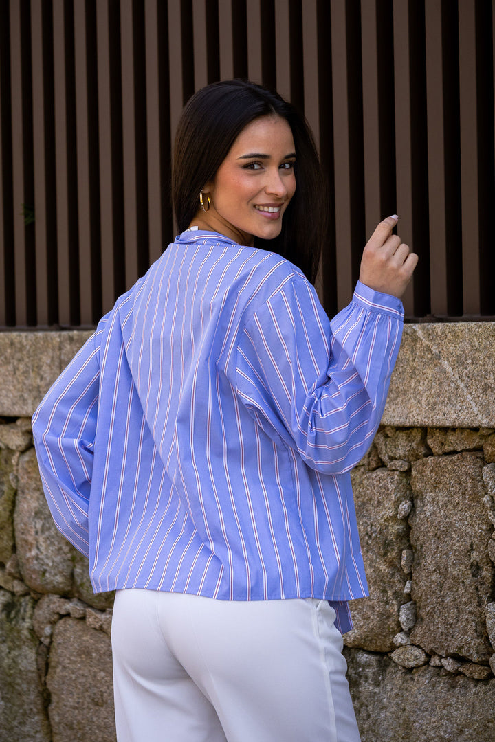 CAMISA AZUL ÀS RISCAS COM LAÇOS PONTO CHIC