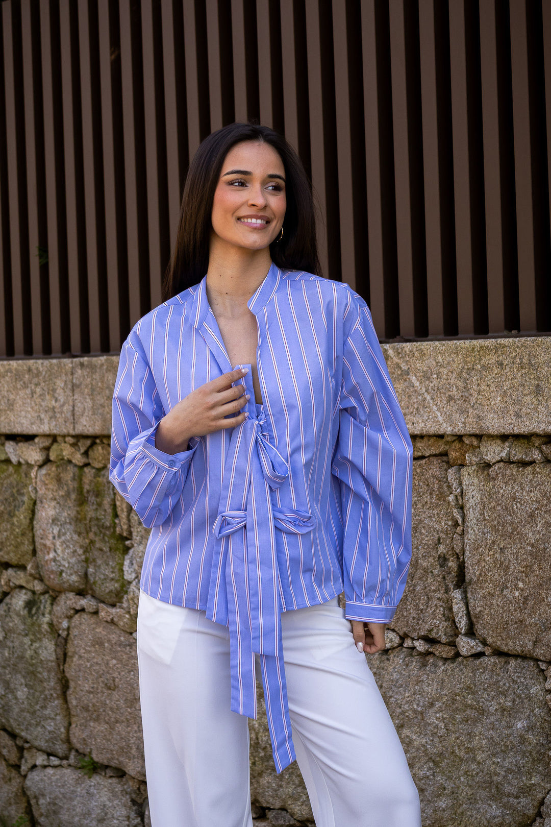 CAMISA AZUL ÀS RISCAS COM LAÇOS PONTO CHIC