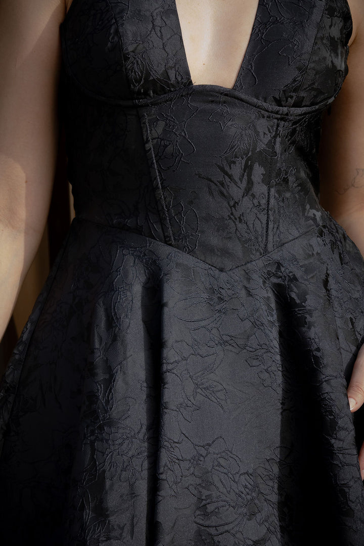 VESTIDO PRETO CORTE PRINCESA PONTO CHIC