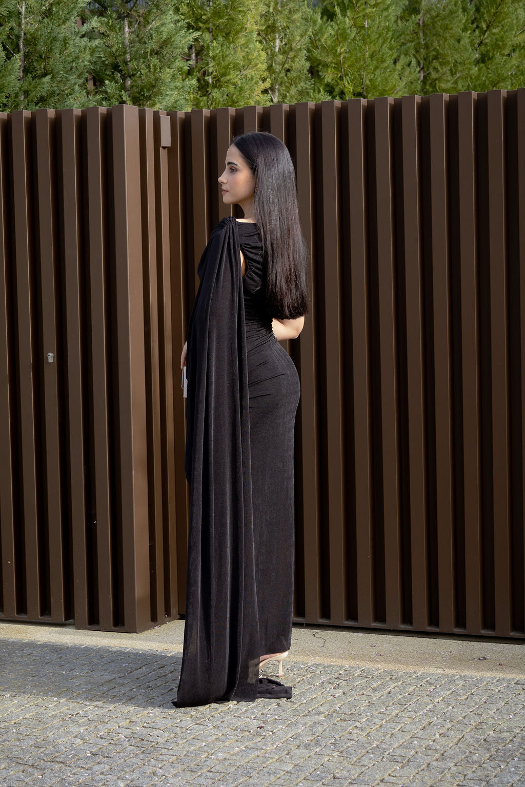 VESTIDO PRETO DRAPEADO COM DETALHE METÁLICO PONTO CHIC