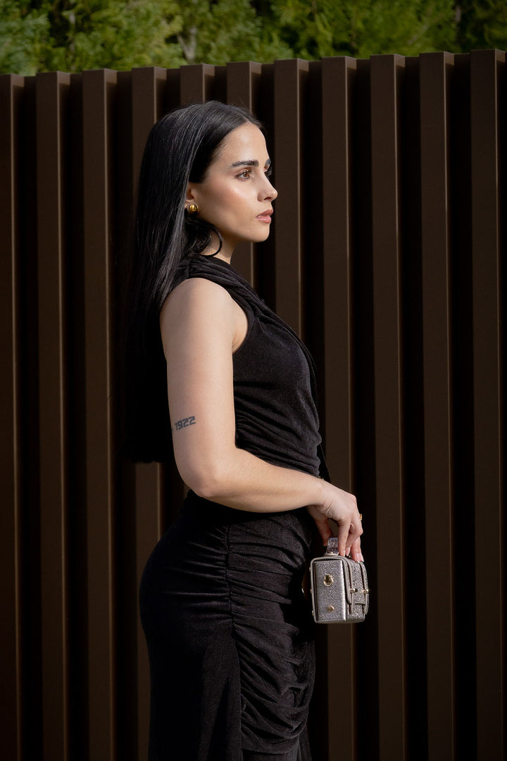 VESTIDO PRETO DRAPEADO COM DETALHE METÁLICO PONTO CHIC