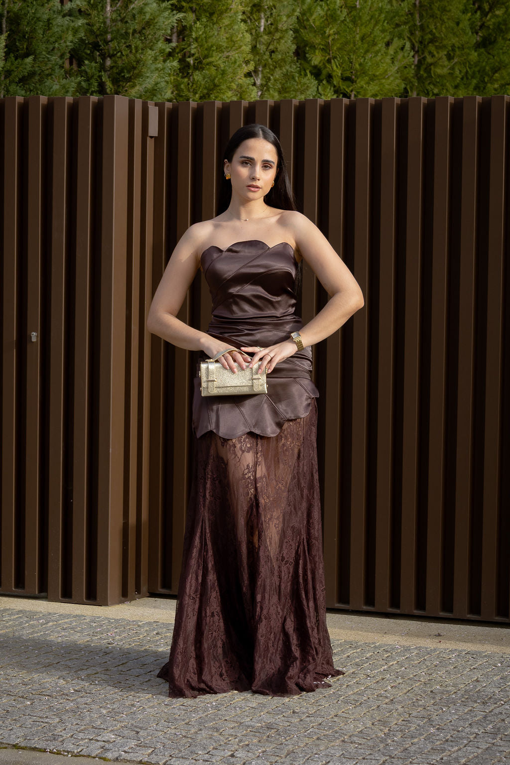VESTIDO CASTANHO COM RENDA E CORPETE ESTRUTURADO PONTO CHIC