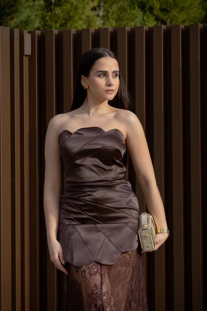 VESTIDO CASTANHO COM RENDA E CORPETE ESTRUTURADO PONTO CHIC