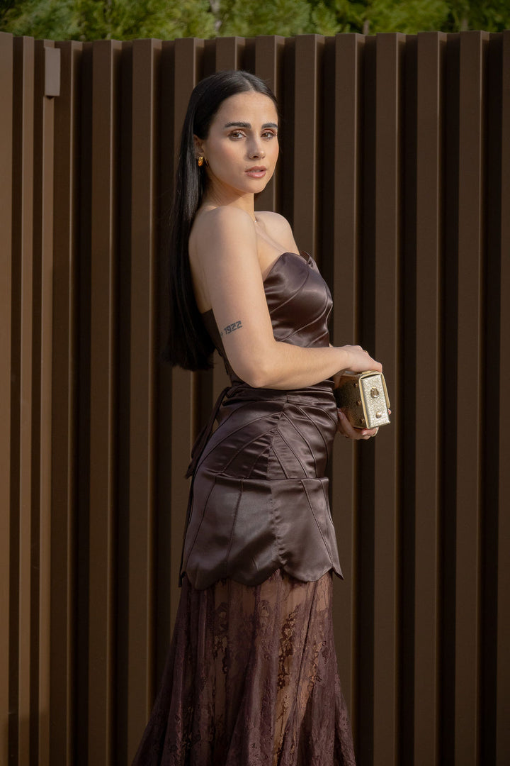VESTIDO CASTANHO COM RENDA E CORPETE ESTRUTURADO PONTO CHIC