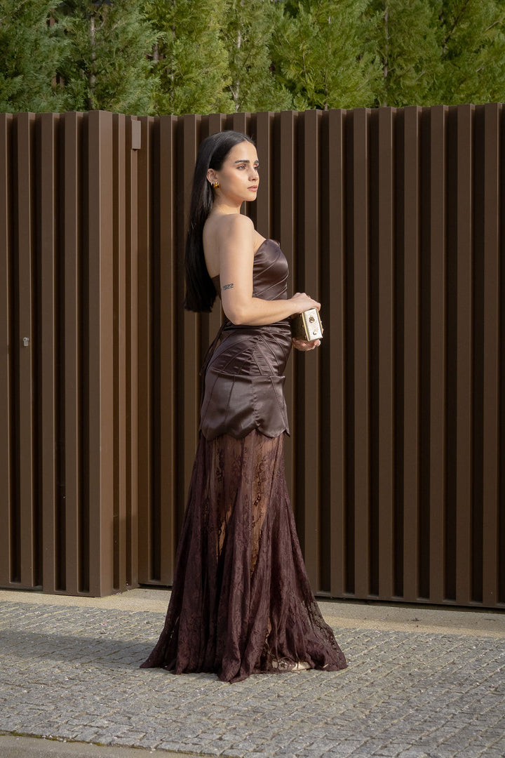 VESTIDO CASTANHO COM RENDA E CORPETE ESTRUTURADO PONTO CHIC
