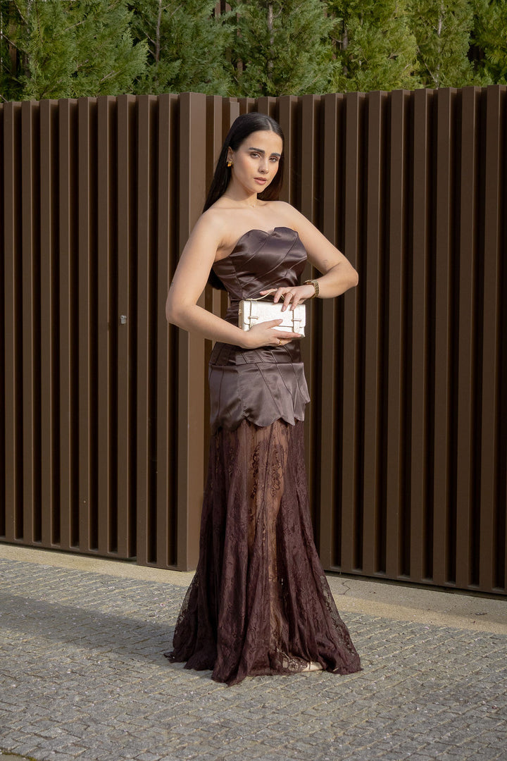 VESTIDO CASTANHO COM RENDA E CORPETE ESTRUTURADO PONTO CHIC